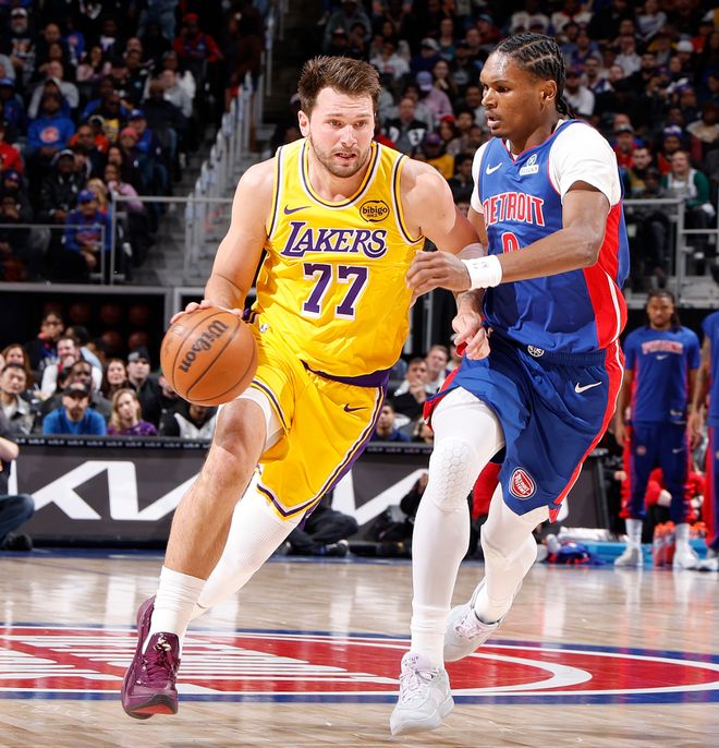 东契奇砍32分难救主 湖人惜败活塞终结9连胜